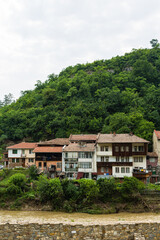 Fototapeta na wymiar ブルガリア　ヴェリコ・タルノヴォのヤントラ川沿いの街並み