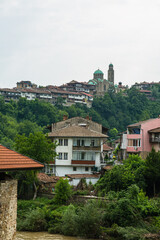 ブルガリア　ヴェリコ・タルノヴォのヤントラ川沿いの街並みと生神女誕生大聖堂