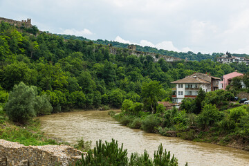 Fototapeta na wymiar ブルガリア　ヴェリコ・タルノヴォのヤントラ川沿いの街並み