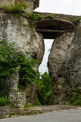 Fototapeta na wymiar ブルガリア　ヴェリコ・タルノヴォの旧市街にある岩に支えられた橋