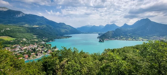 Zelfklevend Fotobehang Het meer van Annecy en het dorp Talloires-Montmin, landschap vanuit de hoogte © VincentBesse 