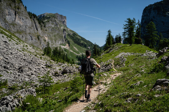 Junger Mann wandert bei sch&ouml;nem Wetter in den Bergen in &Ouml;sterreich Steiermark