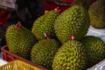 中国　広州市のマーケットで売られているドリアン
