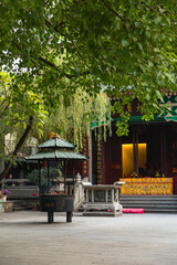 中国　広州市の六榕寺の境内にある常香炉
