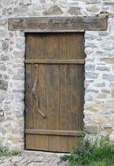 La porte du moulin de Cucugnan dans l'Aude en Roussillon Occitanie France	