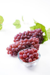 葡萄デラウェアの実を白バックで