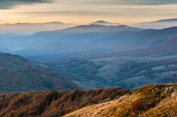 Fototapeta premium Sunrise seen from the summit of Połonina Wetlińska towards the Bieszczady peaks and the summit of Połonina Caryńska, the Bieszczady forest, the Bieszczady mountains, the Carpathians