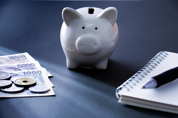 豚の貯金箱とお金のイメージ