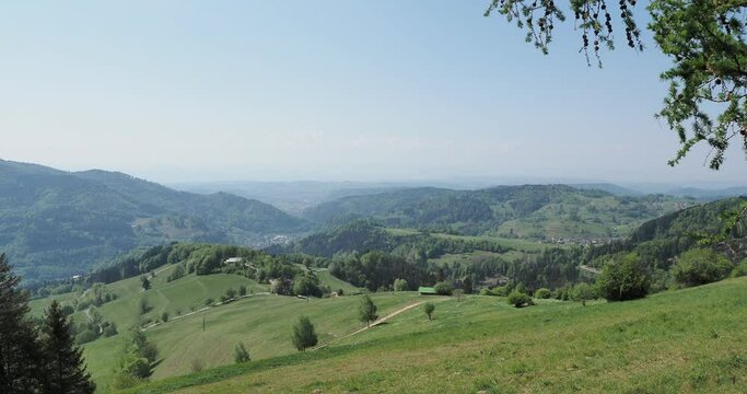 Schwarzwald Landschaft Panorama von Pfaffenberg und Zeller Bergland zu Ausblicken ins Wiesental, Zell, Lörrach bis zu den Schweizer Alpen 
