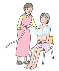 シニア女性の入浴介助をする中高年の女性