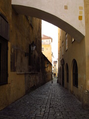 Stara wąska ulica Pragi, Czechy - obrazy, fototapety, plakaty