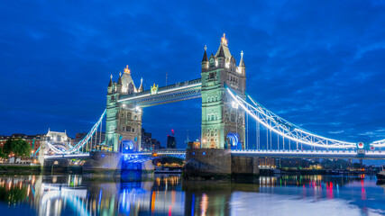De skyline van Londen met Tower Bridge bij schemering
