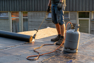 Laying roofing bitumen waterproofing with a gas burner
