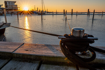 Obraz premium Boat pier on a freezing sunny day 