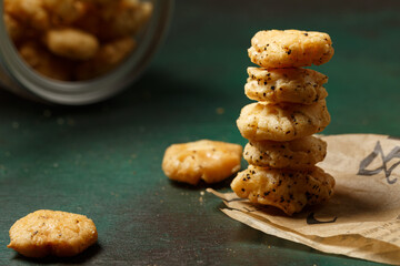 Crackers de riz sur un fond sombre