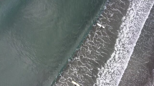 A drone that rises toward Enoshima on the beach