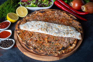 fresh, meat, paprika, meal, food, dinner, cuisine, restaurant, cooking, eat, pizza, parsley, lemon, tomato, minced, plate, pepper, baked, turkish, closeup, traditional, delicious, spicy, lahmacun, pid