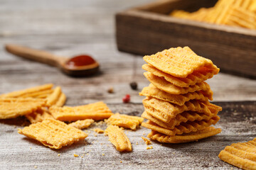 Chips de pomme de terre croustillants sur un fond rustique