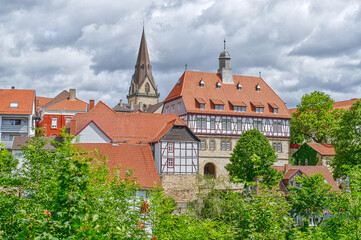 Historische Fachwerkhäuser und Kirchturm in der Altstadt von Warburg