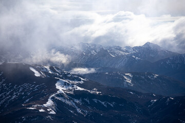 Fototapeta na wymiar Camino hacia el cerro Falkner, en San Martin de los Andes.