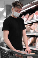 Chico joven comprando en el supermercado pizza