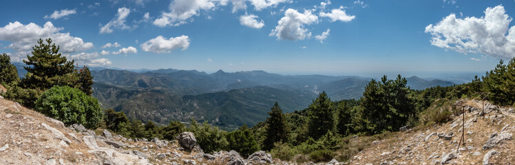 Fototapeta na wymiar Paysage de montagne dans le Sud des Alpes et du Mercantour