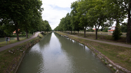 Fototapeta na wymiar une portion du canal du midi en midi Pyrénées 