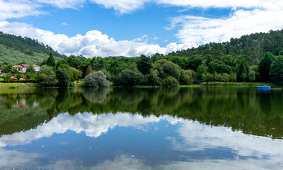 Fototapeta na wymiar reflections in the lake