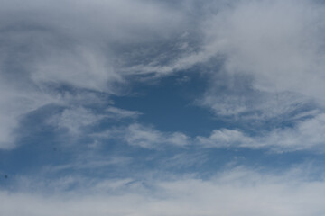 Naklejka na ściany i meble Cielo con nubes una tarde de primavera