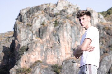 Adolescente junto a la montaña posando