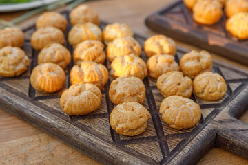 Freshly made cookies with a crispy crust are lying on a plate