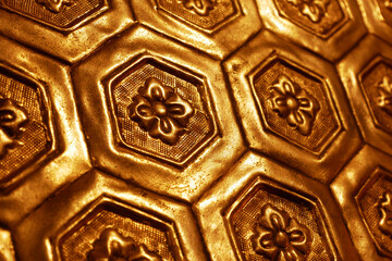 日本の伝統的な金に彫られた文様