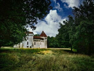 Chateau de Caussade, for&ecirc;t de Lanmary.