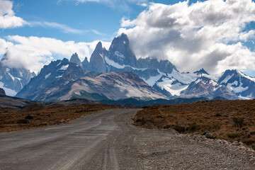 Straße zum Mount Fitz Roy Cerro. Nationalpark Los Glaciares, El Chalten, Patagonien, Argentinien. Südamerikas bestes Reiseziel zum Klettern und Wandern in den Bergen.