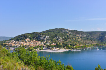 Naklejka na ściany i meble Bauduen (83630) et son petit port sur le lac de Sainte-Croix des Gorges du Verdon, département du Var en région Provence-Alpes-Côte-d'Azur, France