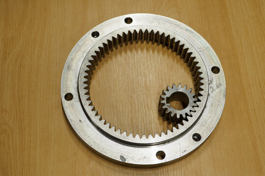 Toothed metal wreath with a pinion in the middle.