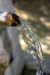 Fototapeta na wymiar Chorro de agua en la fuente