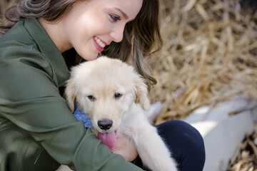 Linda criança com roupa branca e óculos de sol brincando com cachorro Golden Retriever .
