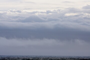 Dunkle Wolken über dem Meer
