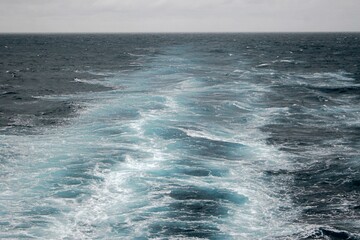 Kielwasser von großem Schiff