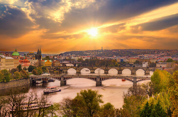 Obraz premium Panoramic view on the Vltva river bridge and sunset in Prague, Czech Republic