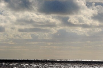 Obraz na płótnie Canvas Wolken über dem Meereshorizont