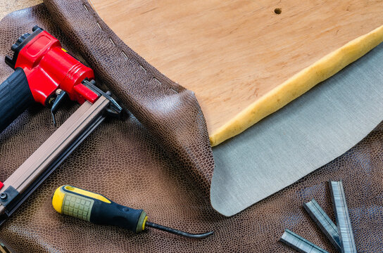 manufacture of upholstered furniture, furniture upholstery with a pneumatic stapler - Powered by Adobe