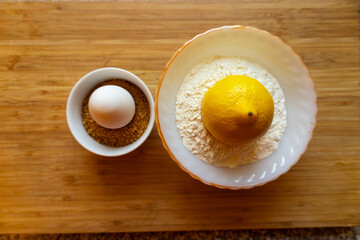 An egg in sugar and a lemon in the arms of flour