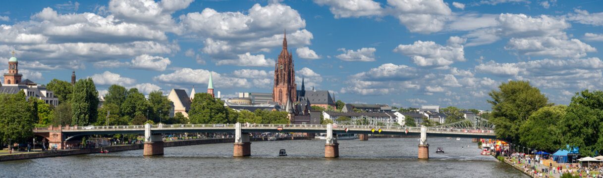 Blick auf die Innenstadt von Frankfurt am Mian mit Dom