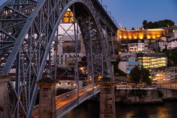 Fototapeta premium Night shot of Porto looking towards Vila Nova de Gaia, with the illuminated 
