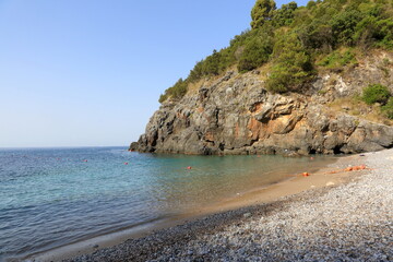 Cilento Marina di Camerota : costone di roccia sulla spiaggia di Pozzallo