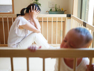 泣き叫ぶ赤ちゃんと育児に悩む母親