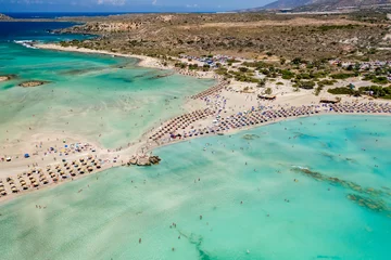 Cercles muraux  Plage d'Elafonissi, Crète, Grèce Aerial view of sunshades and umbrellas on a narrow sandy beach surrounded by shallow lagoons (Elafonisso Beach, Crete, Greece)