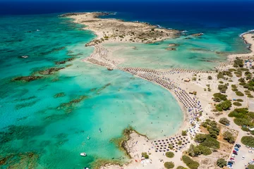 Photo sur Plexiglas  Plage d'Elafonissi, Crète, Grèce Aerial view of sunshades and umbrellas on a narrow sandy beach surrounded by shallow lagoons (Elafonisso Beach, Crete, Greece)